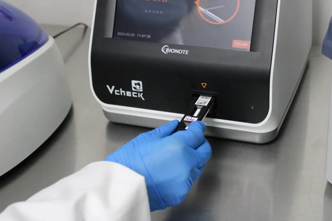 Laboratorista manipulando un equipo Vcheck